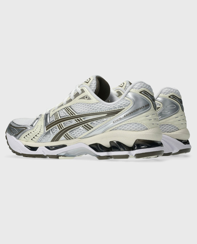 Zijaanzicht witte ASICS Gel-Kayano 14 sneaker met ivoorkleurige strepen en gedempte zool