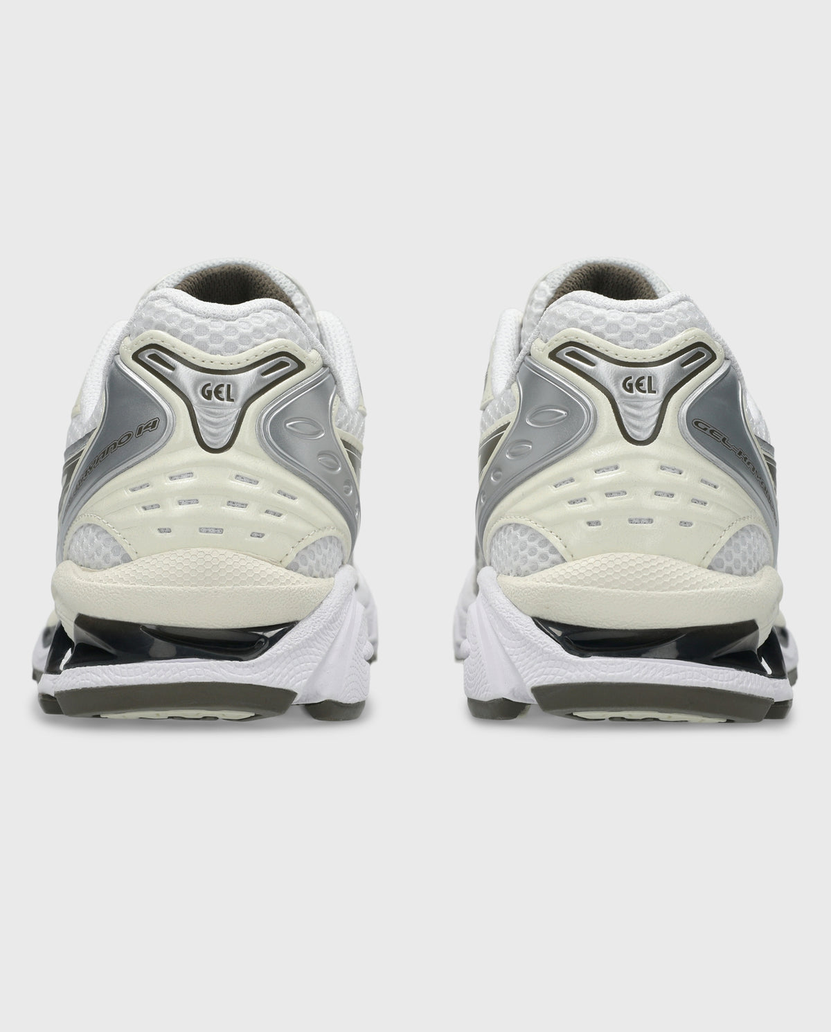 Achteraanzicht witte ASICS Gel-Kayano 14 sneaker met ivoorkleurige hielkap en zwarte details