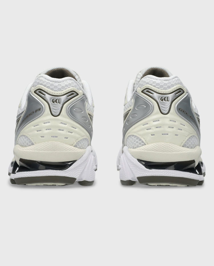 Achteraanzicht witte ASICS Gel-Kayano 14 sneaker met ivoorkleurige hielkap en zwarte details