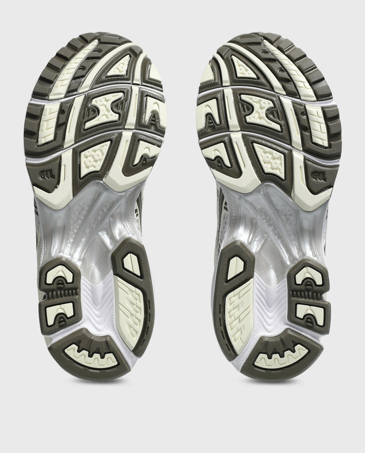 Schoenzool van witte ASICS Gel-Kayano 14 sneaker met grijze noppen en profiel