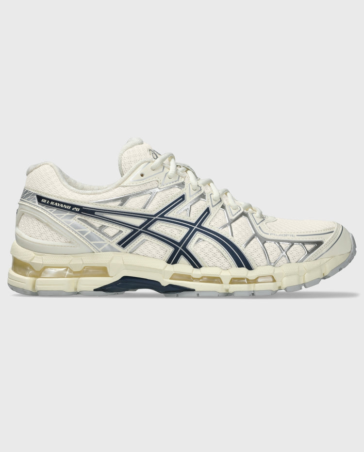 Asics Gel-Kayano sneaker met crème bovenwerk en blauw logo, zijprofiel