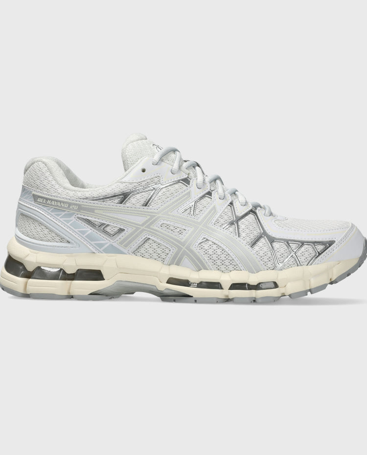 Witte Asics hardloopschoen, lang zijaanzicht met zilveren overlays en brede hielstabilisator.