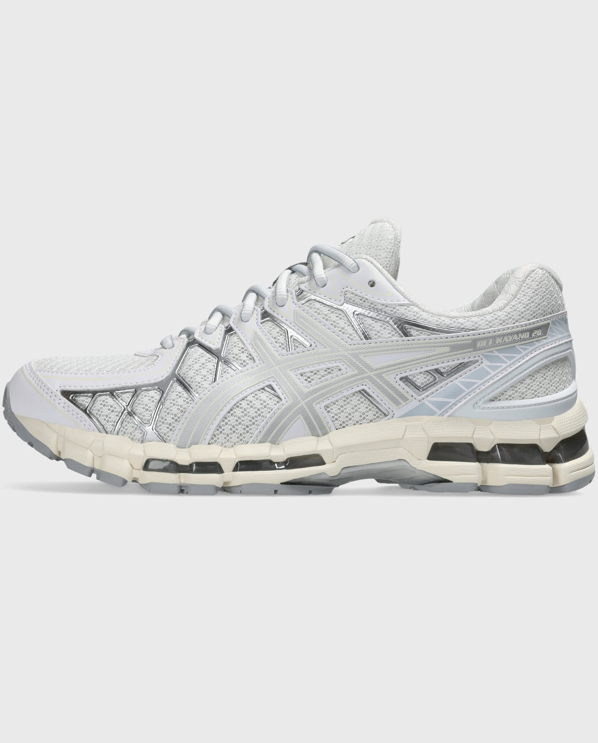 Witte Asics hardloopschoen, voor-zijaanzicht met zilveren accenten en gedempte tussenzool.