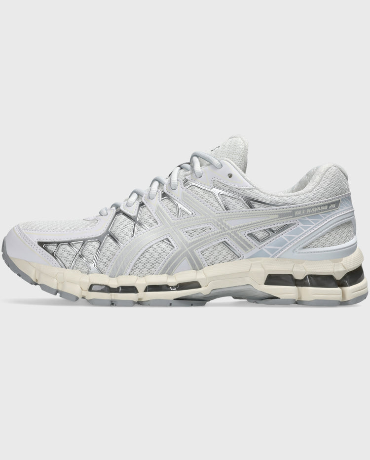 Witte Asics hardloopschoen, voor-zijaanzicht met zilveren accenten en gedempte tussenzool.