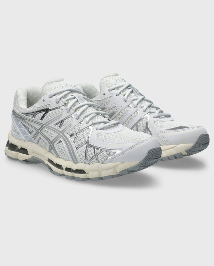 Witte Asics hardloopschoenen, schuin zijaanzicht met geperforeerd mesh en zilveren logopanelen.
