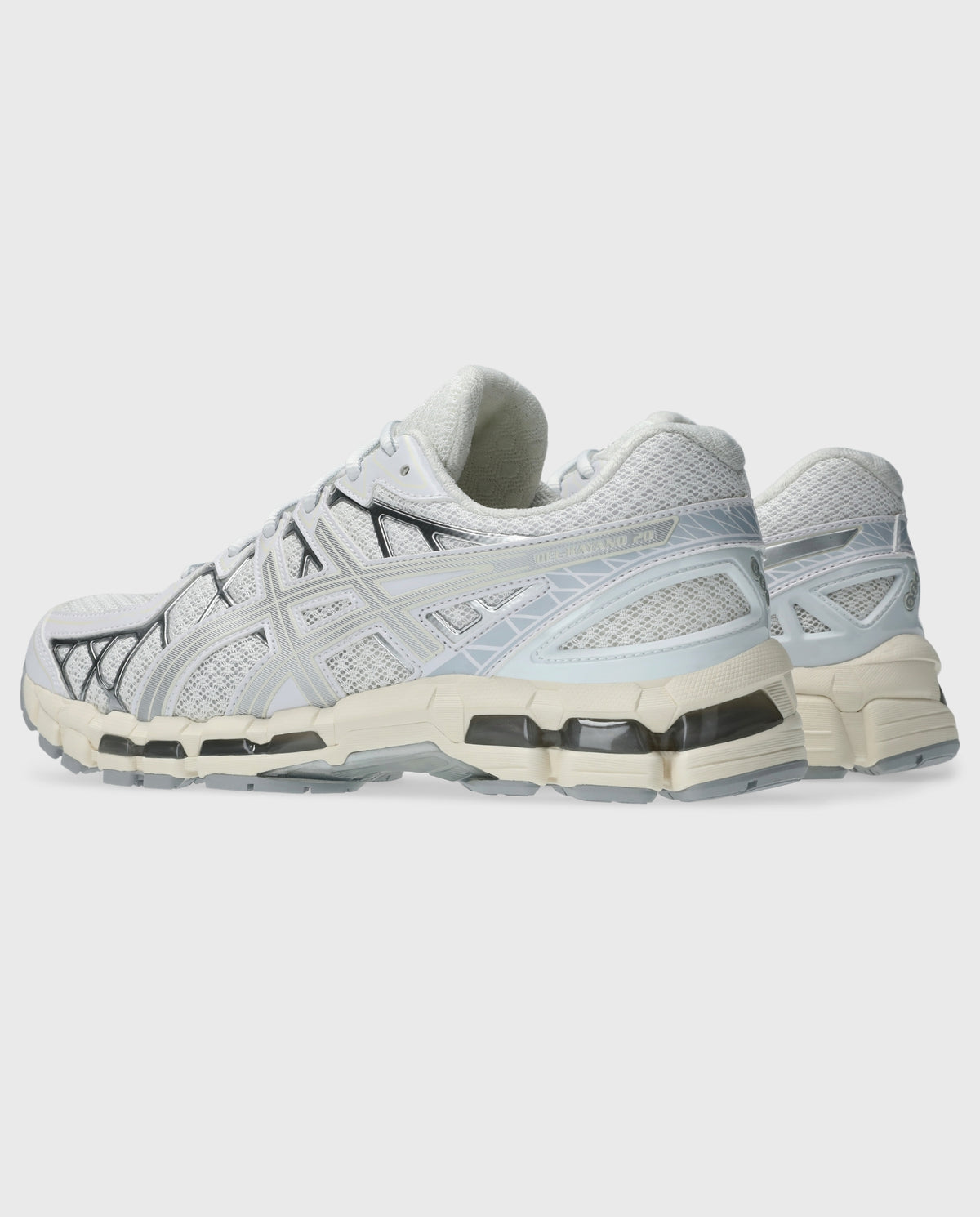 Witte Asics hardloopschoen, achter-zijaanzicht met zilveren stripe en dikke tussenzool.