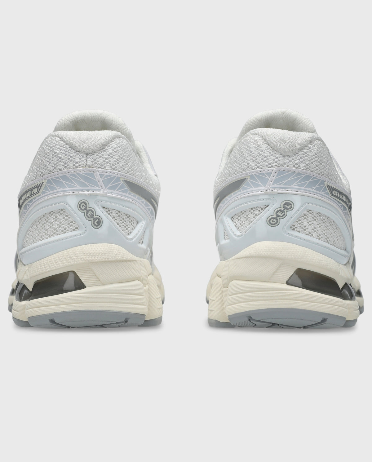 Witte Asics hardloopschoenen, achteraanzicht met logobadge en lichtgekleurde hielzone.