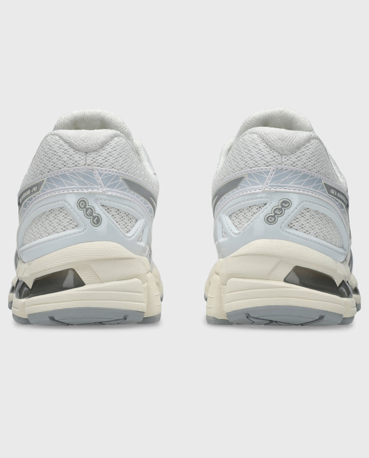 Witte Asics hardloopschoenen, achteraanzicht met logobadge en lichtgekleurde hielzone.