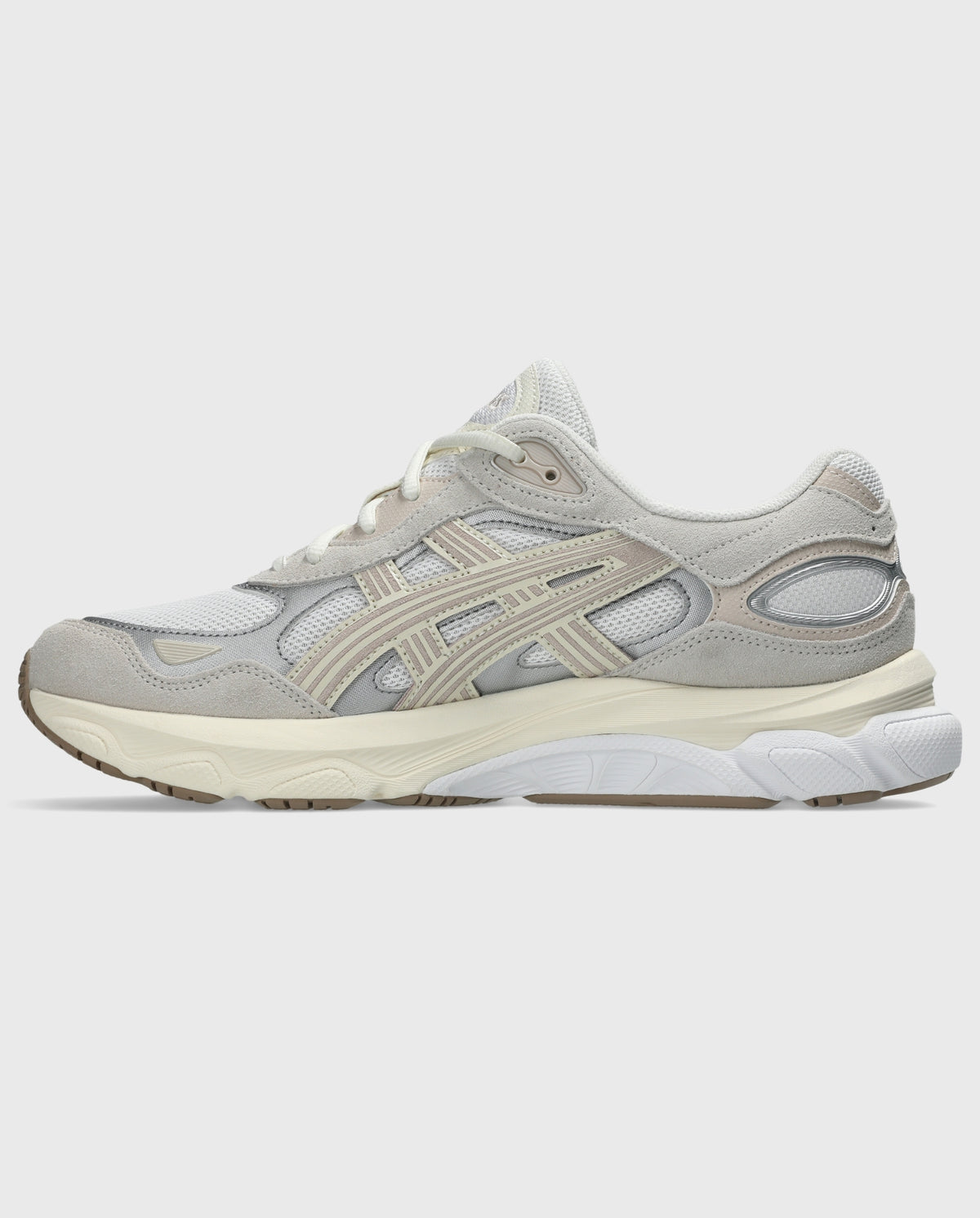 Asics Gel-Nyc 2.0 sneaker in wit en crème, zijaanzicht met beige zool