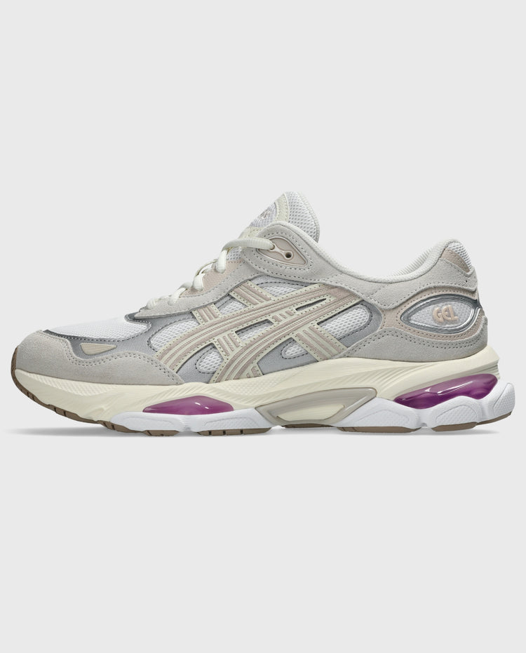 Asics Gel-Nyc 2.0 sneaker wit/crème, zijaanzicht met paarse gel-zool