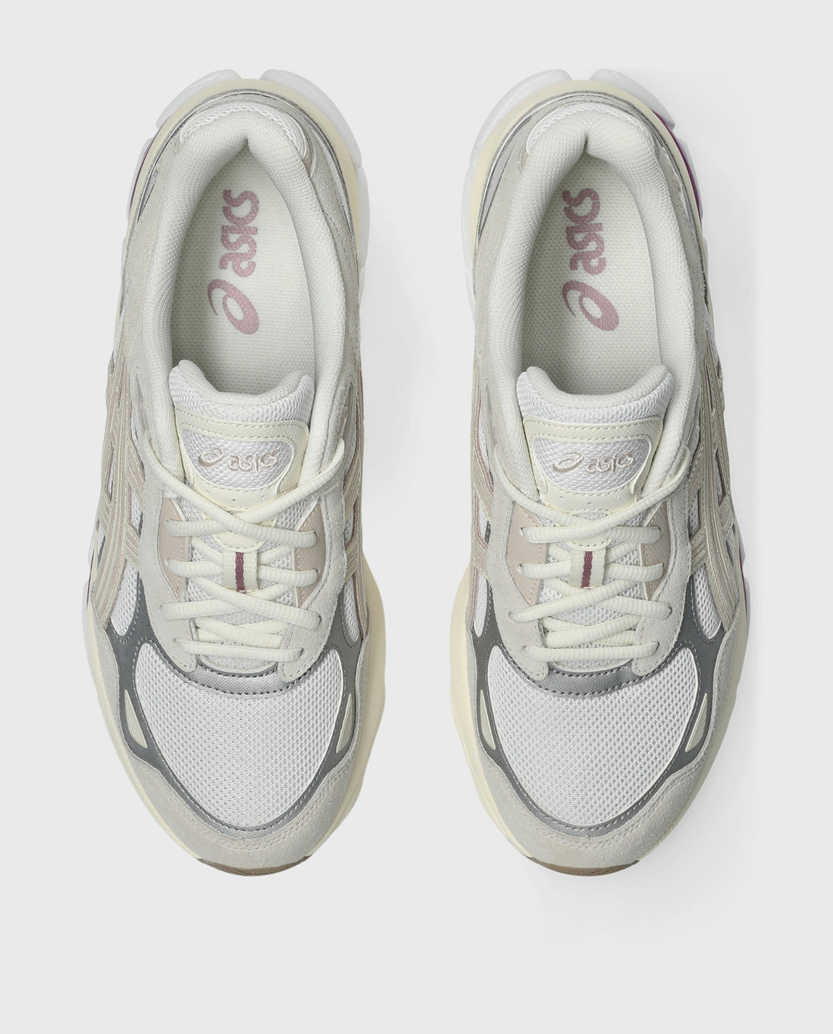 Asics Gel-Nyc 2.0 sneakers met witte veters en beige hiel, bovenaanzicht