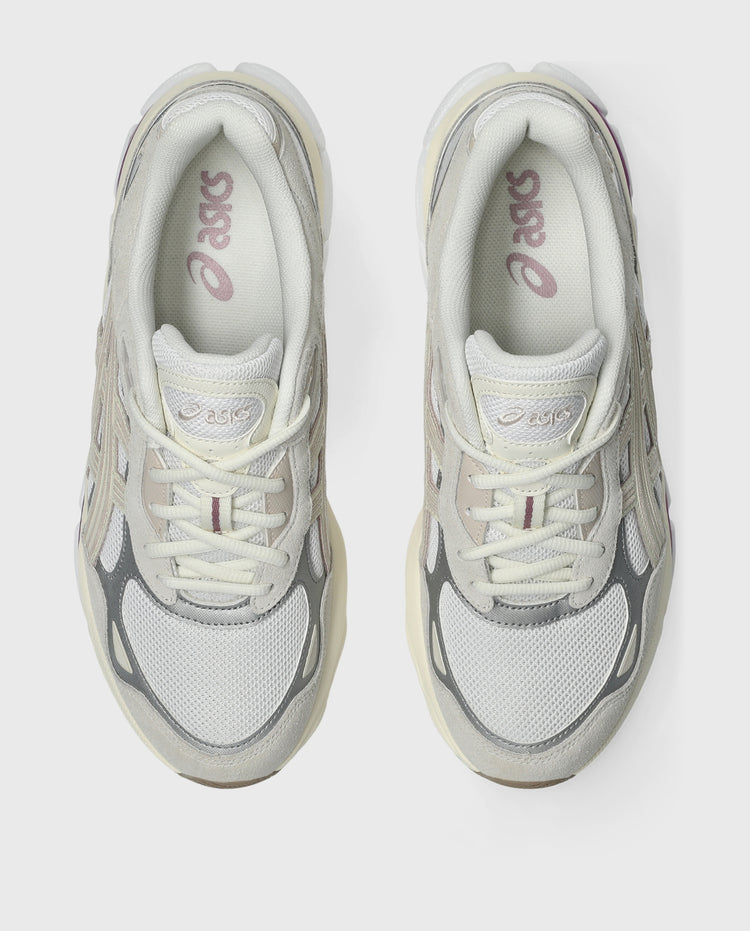 Asics Gel-Nyc 2.0 sneakers met witte veters en beige hiel, bovenaanzicht