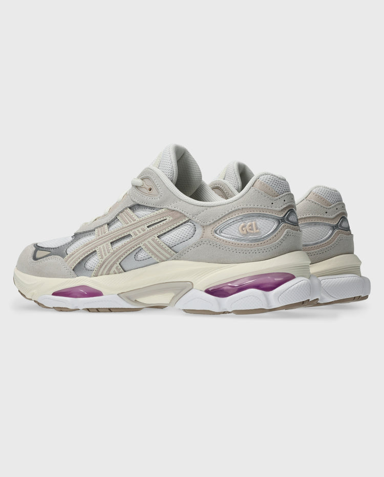 Asics Gel-Nyc 2.0 sneaker wit/crème, driekwart zijaanzicht met paars accent