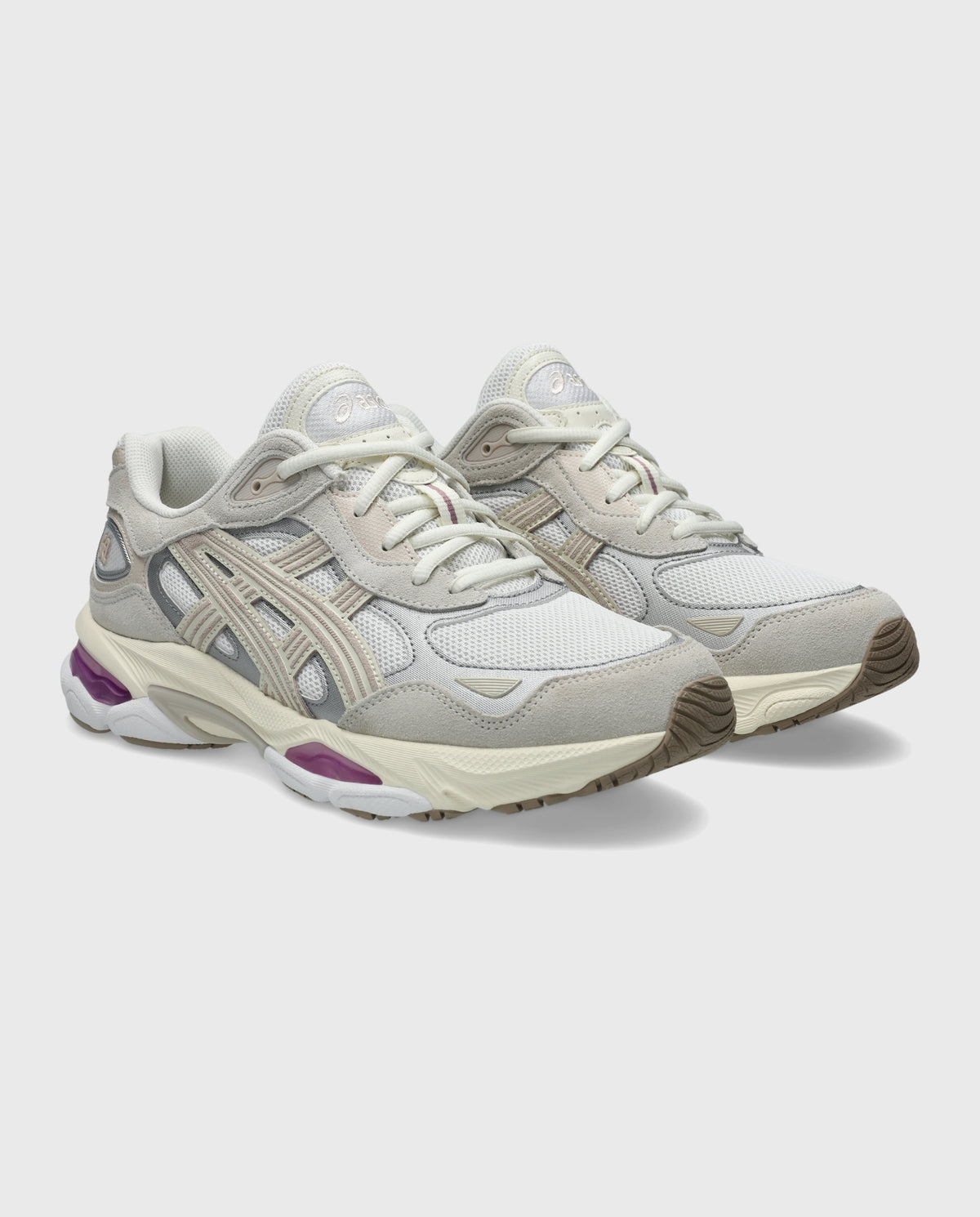 Asics Gel-Nyc 2.0 sneaker wit/crème, driekwart vooraanzicht met bruine zoolrand