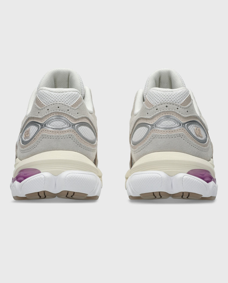 Asics Gel-Nyc 2.0 sneaker achteraanzicht, crèmekleurige hielkap met paarse inzet