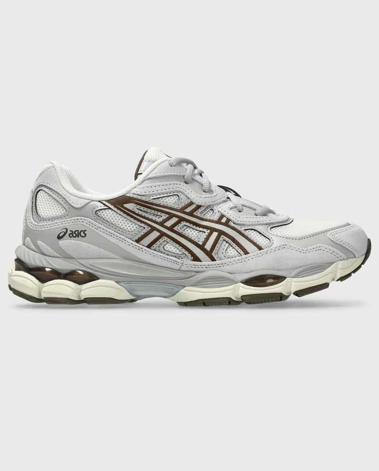 Asics Gel-NYC sneaker vooraanzicht: wit-grijs, bruine strepen, dikke tussenzool