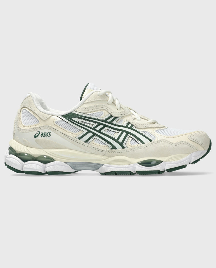 Asics Gel-Nyc sneaker in ivoor met groene accenten, Asics-logo en veters.