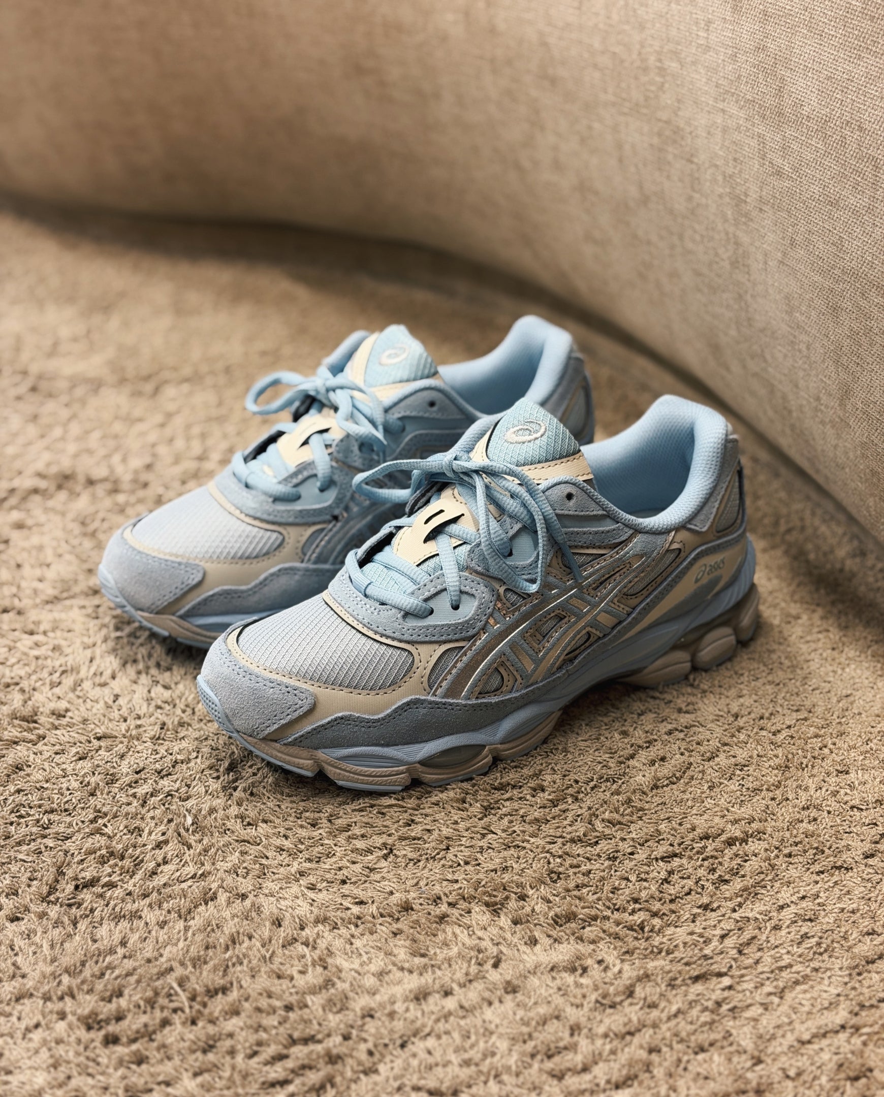 Asics Gel-Nyc hardloopschoenen, lichtblauw veterschoen met donkergrijze zoolunit