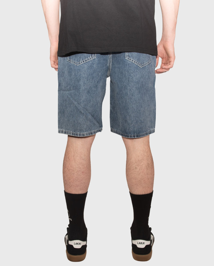 Denim shorts met riemlussen, knoop- en ritssluiting, voorzakken en rafelzoom