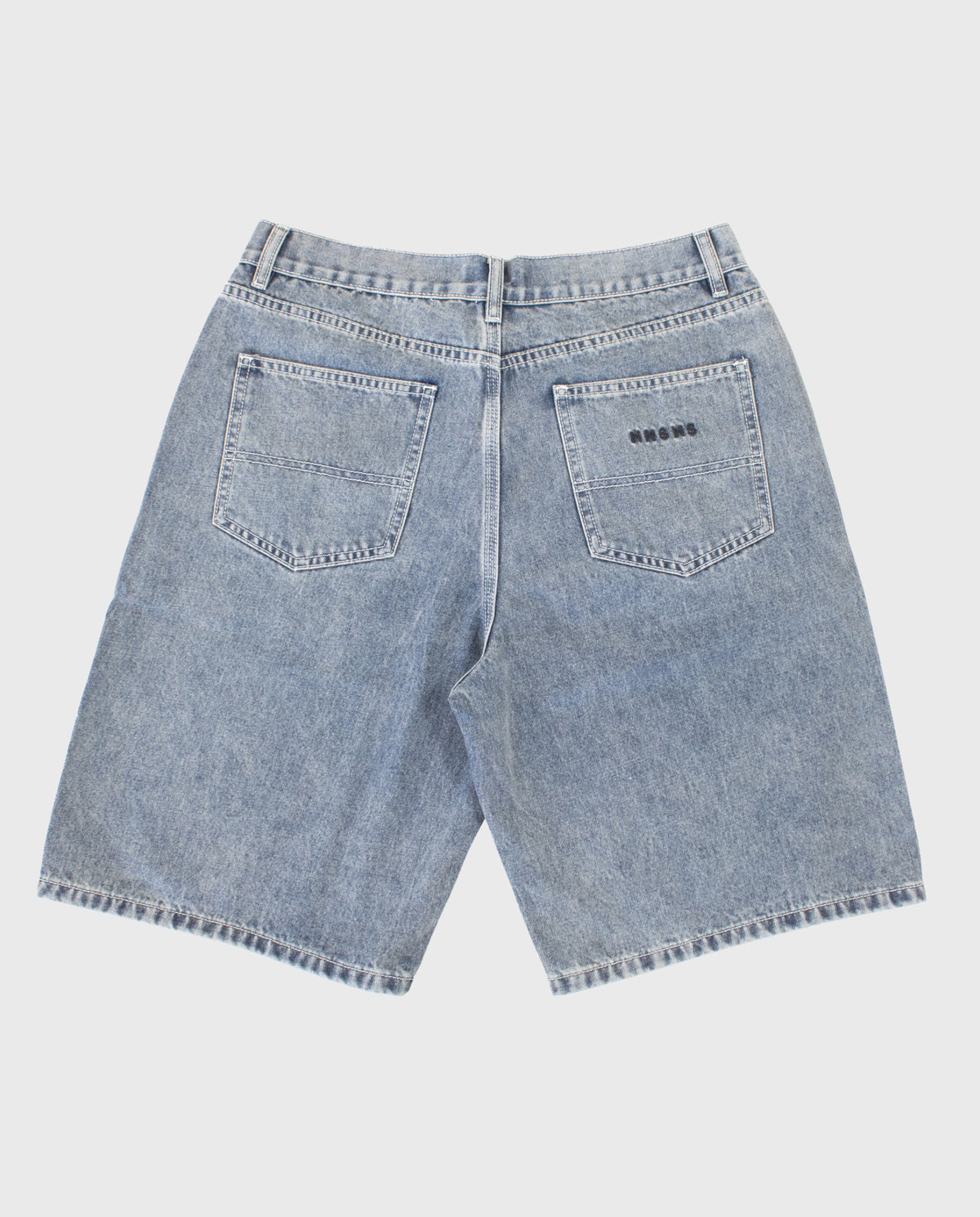 Lichtblauwe denim shorts achterkant met achterzakken, riemlussen en rafelzoom