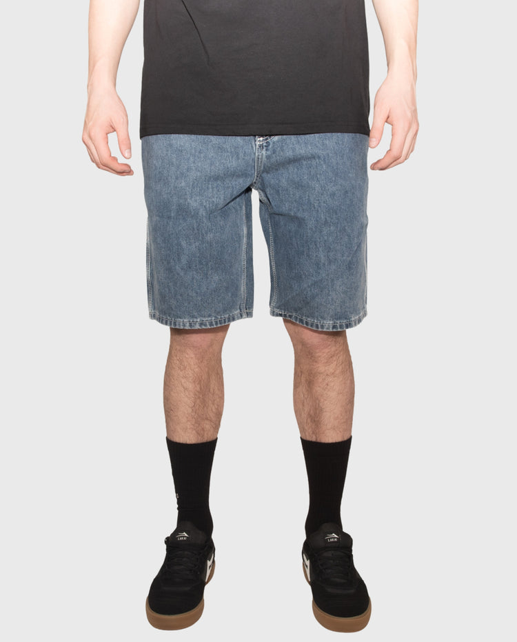Denim shorts met knoop- en ritssluiting, riemlussen, voorzakken en rafelzoom