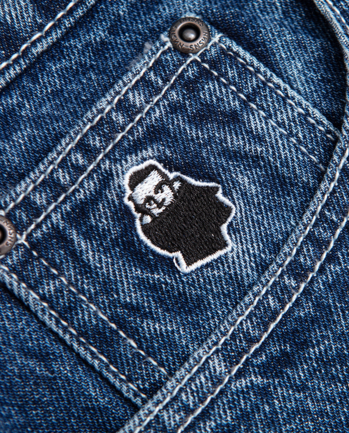 Donkerblauwe denim achterzak met wit bigfoot-icoon in ruitvormige stiksels