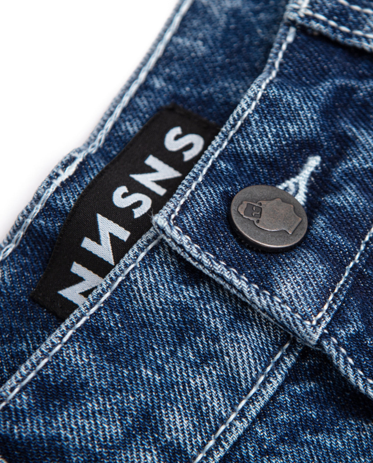 Donkerblauwe jeans met zwart M&S-label en metalen knoop