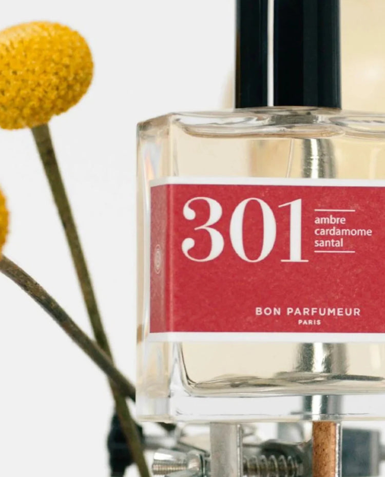 Parfumfles Bon Parfumeur 301 met rode label en 30 ml, close-up