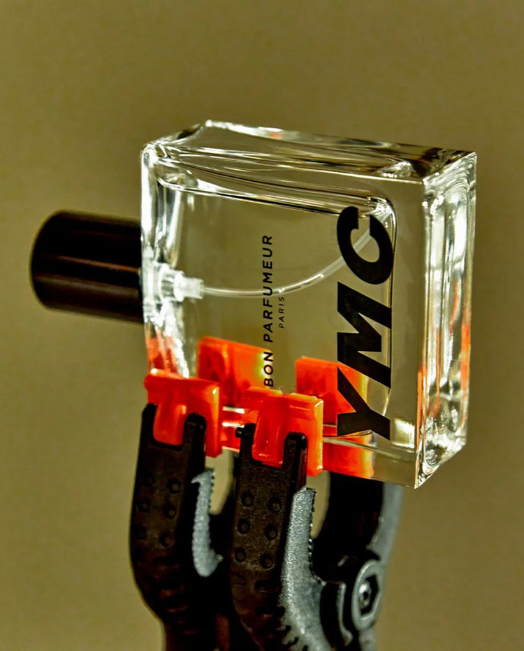 Parfumfles van Bon Parfumeur YMC met zwarte dop, close-up