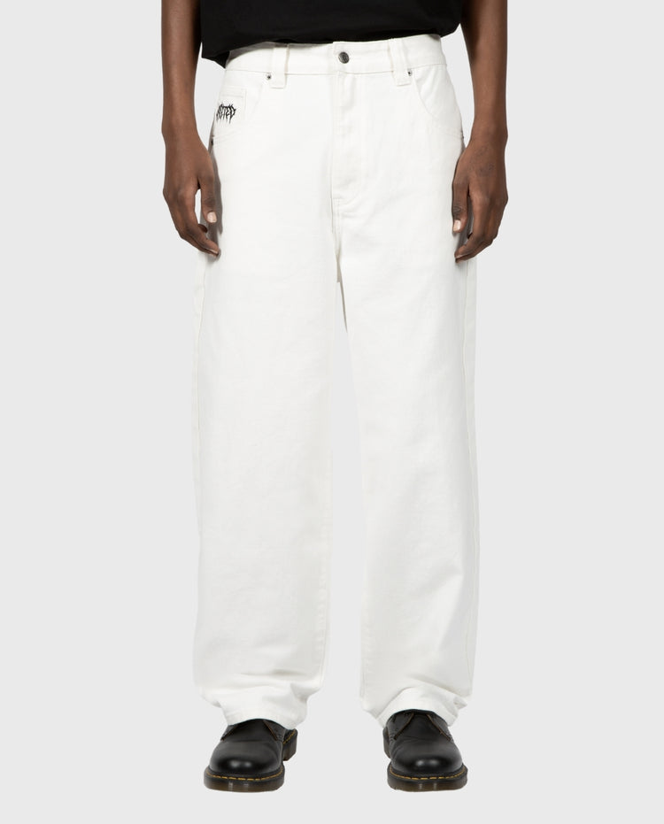 Casper broek off-white gedragen, achterkant met riemlussen en paspels