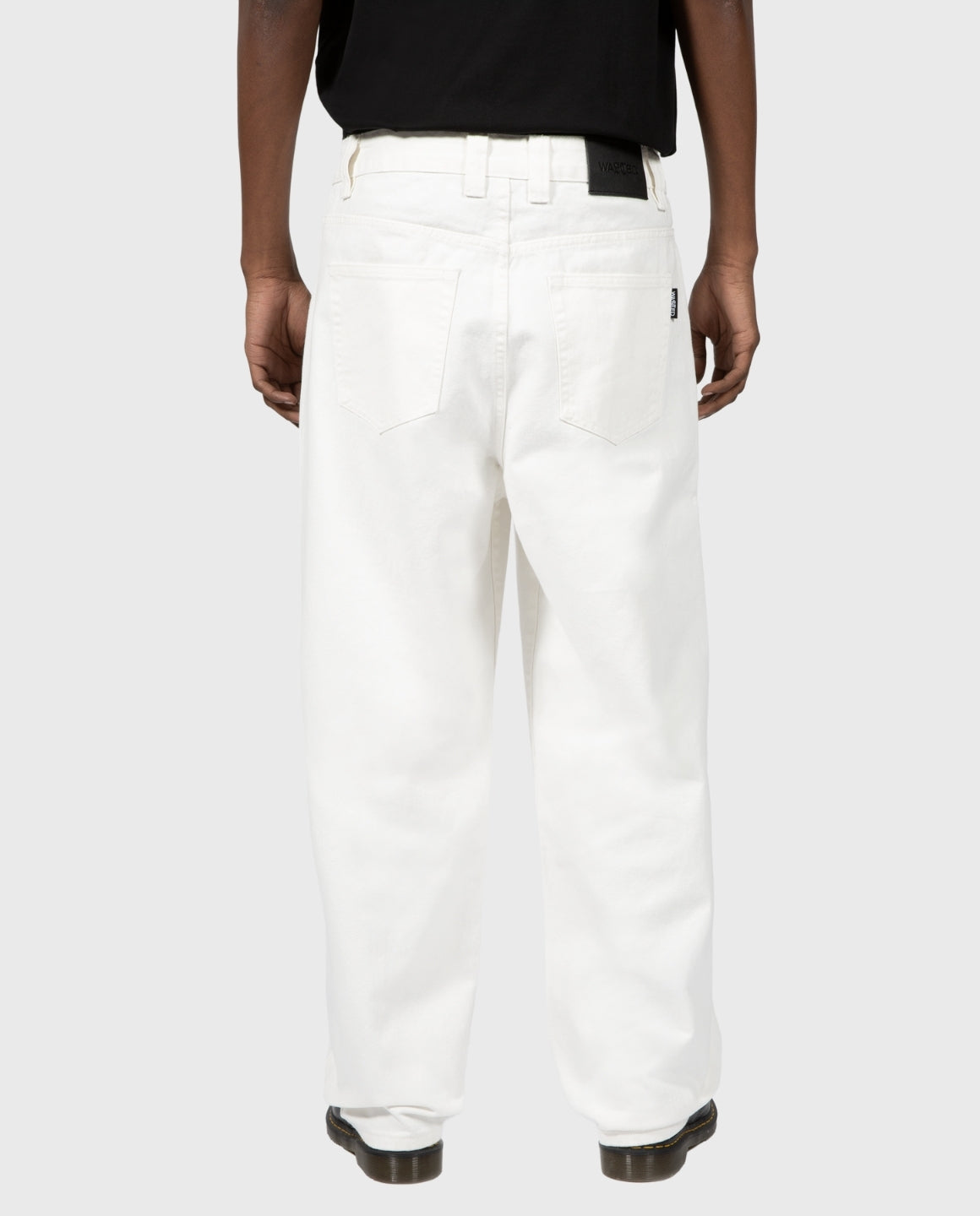 Casper broek off-white gedragen, rechte pijpen met achterzakken en knoopsluiting