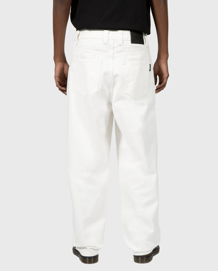 Casper broek off-white gedragen, rechte pijpen met achterzakken en knoopsluiting