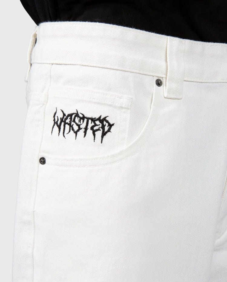 Casper broek off-white close-up: achterzak met zwart logo en knoop