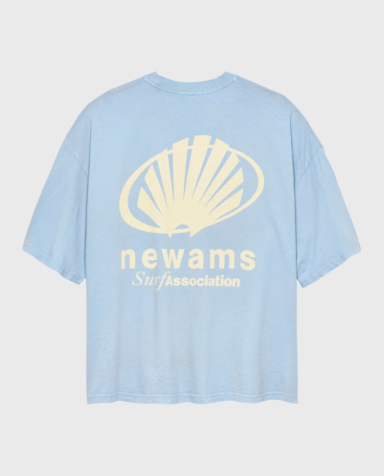 Babyblauw t-shirt met groot ruglogo en tekst 'newams Surfassociation'