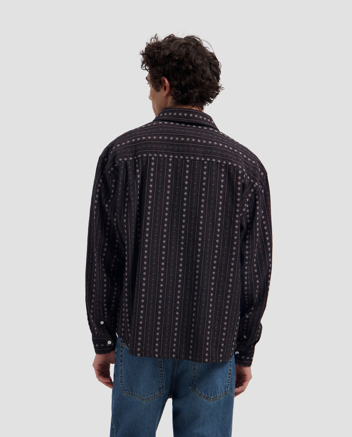 Boxy cowboy overhemd, achterkant met donker gestreept patroon en lange mouwen