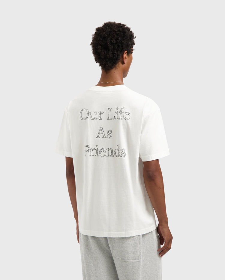 Witte T-shirt met ronde hals en grote rugtekstprint, achterkant zichtbaar.