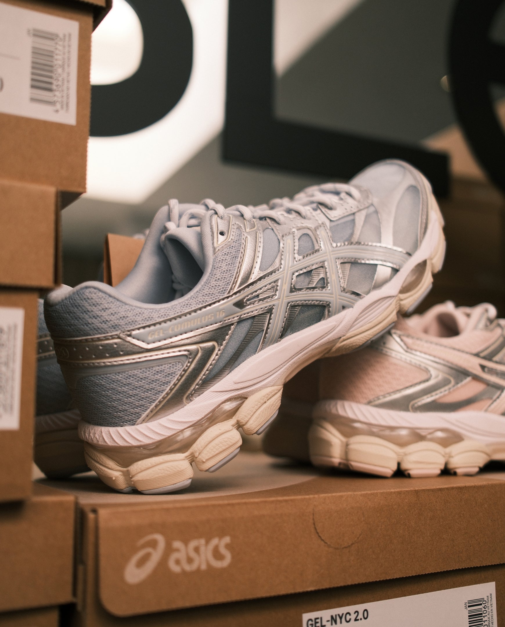 Asics Gel-Cumulus 16 hardloopschoenen, lichtgrijs met zilveren accenten en veters, zijaanzicht