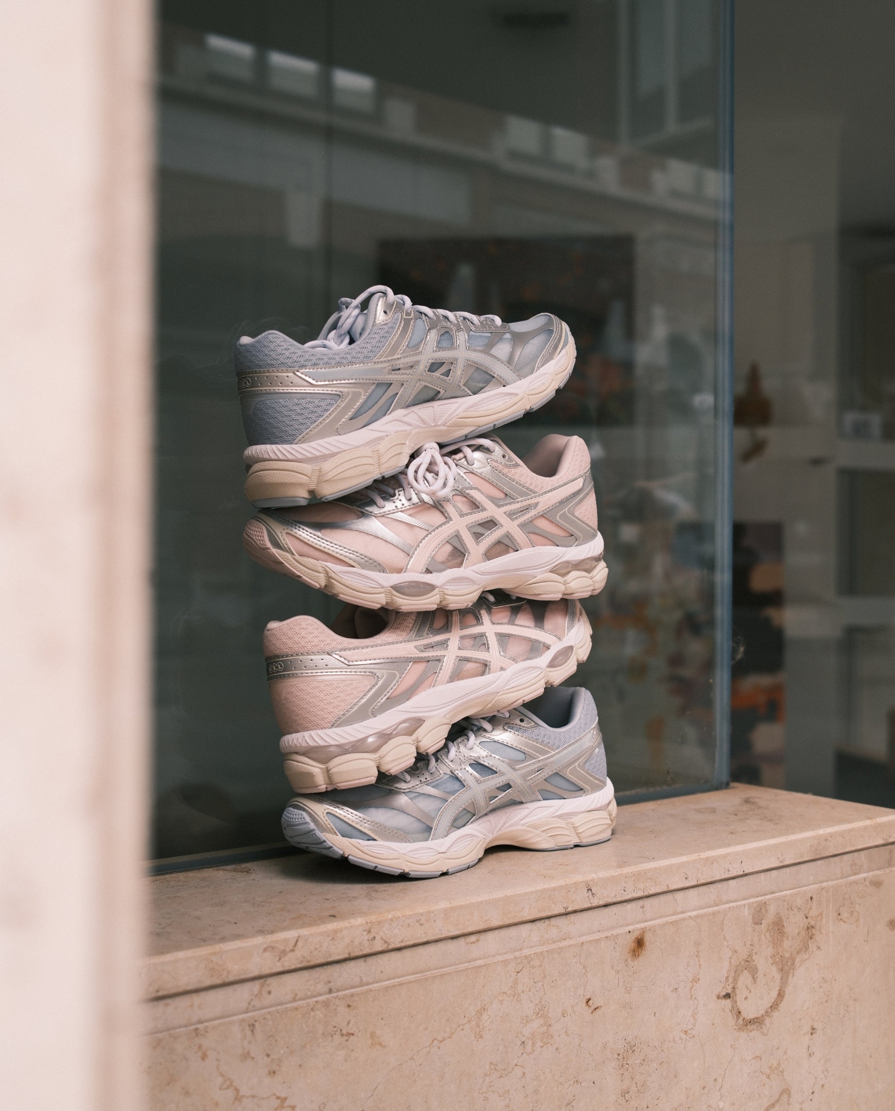 ASICS Gel-Cumulus 16 hardloopschoen in lichtgrijs met roze bovenwerk en dikke zool