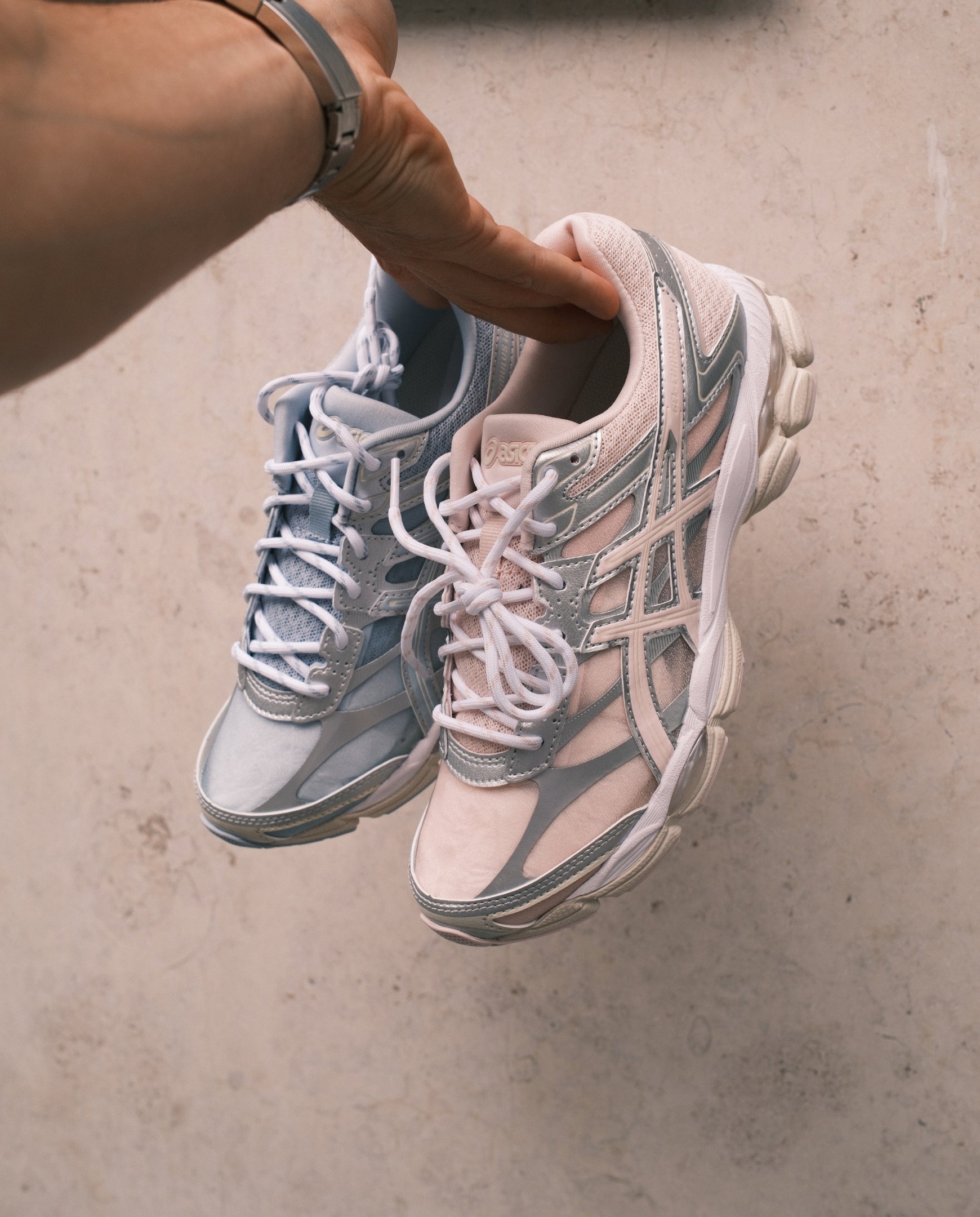 ASICS hardloopschoen met mesh bovenwerk, lichtgrijs met roze veters en zilveren panels