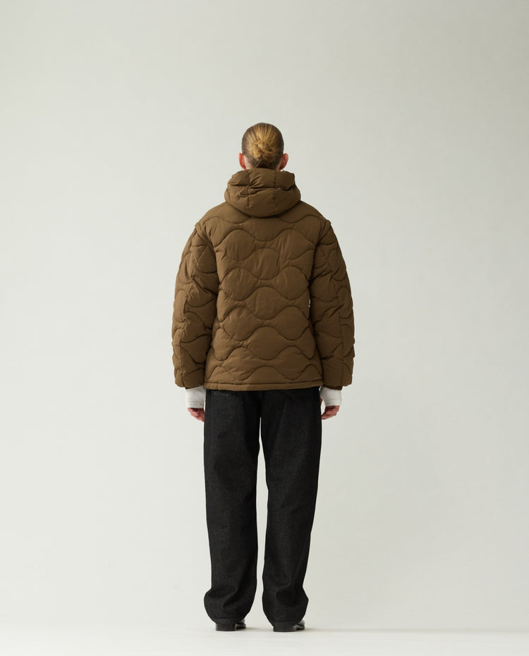 Bruine gewatteerde jas met capuchon, achteraanzicht; quilt met ronde stiksels