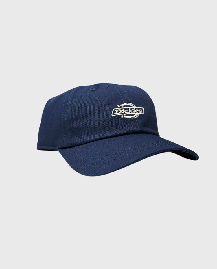 Blauwe baseballpet met ronde klep en Dickies-logo op de voorkant