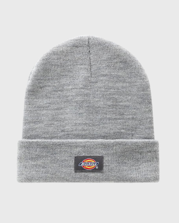 Grijs gemêleerde gebreide muts met Dickies logo-patch op de achterste omslag.