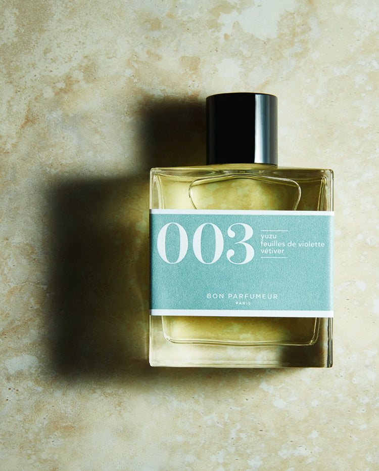 Parfumfles Bon Parfumeur 003 met blauwe etiketband en zwarte dop