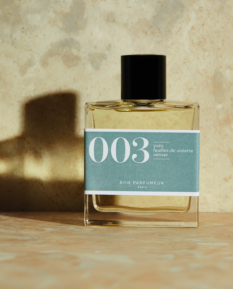 Parfumfles Bon Parfumeur 003 met blauwe label en zwarte dop, rechthoekige flacon