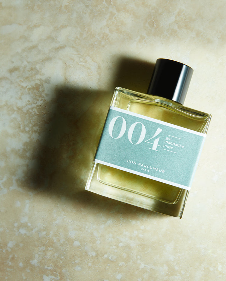 Parfumfles Bon Parfumeur 004 met zilverkleurige dop en gelige vloeistof