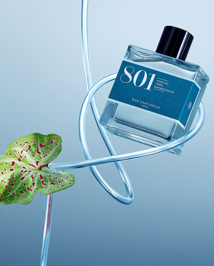 Parfumfles Bon Parfumeur 801 met zwarte dop, blauwe label en doorzichtig fles