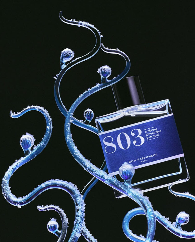 Bon Parfumeur 803 parfumfles met blauwe etiket en zwarte dop