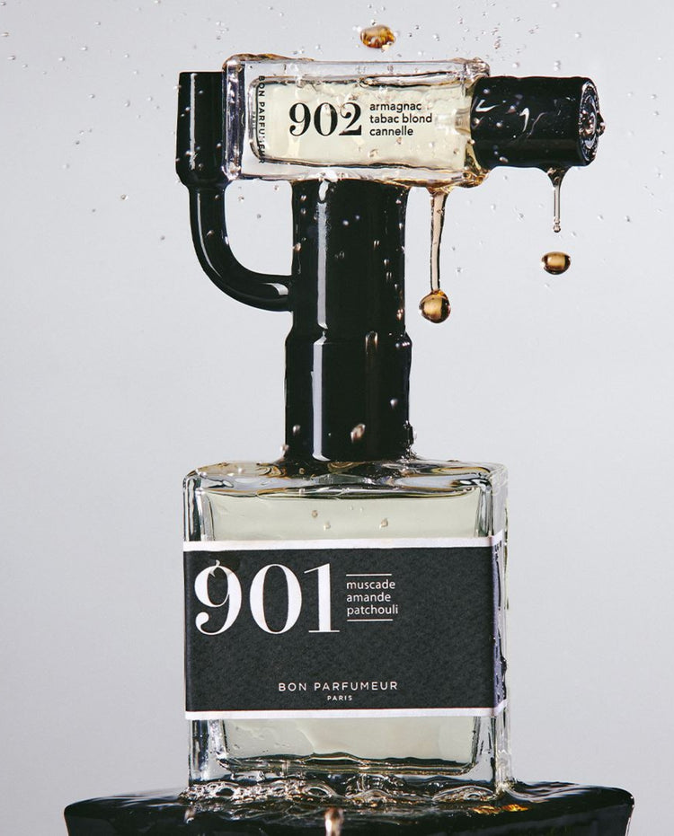 Bon Parfumeur 901 parfumfles met zwarte etiket en druppelende vloeistof