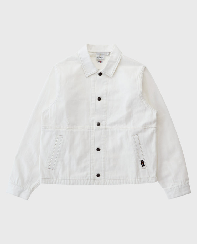 Witte denimjack met opstaande kraag, knoopsluiting en borstzakken.