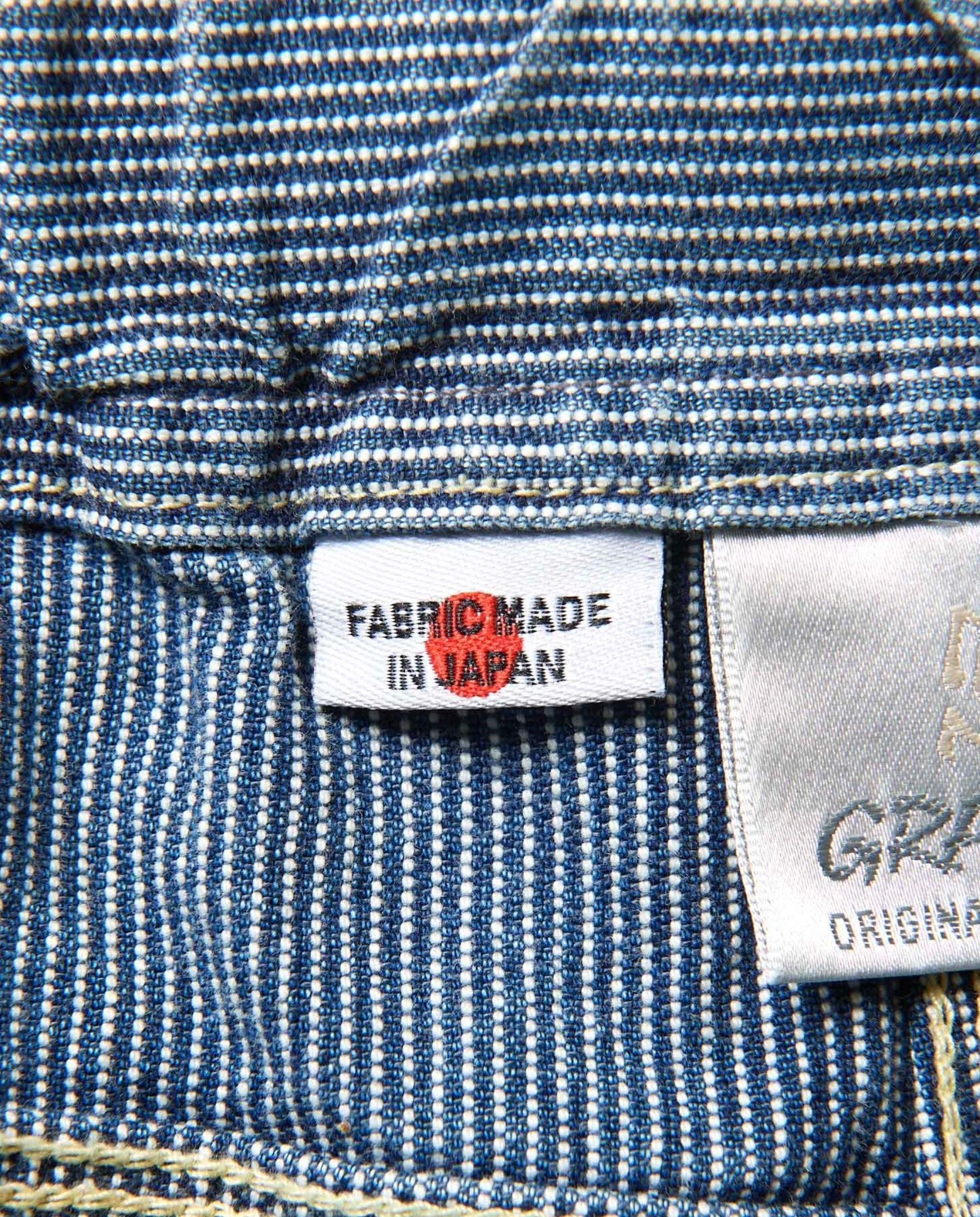 Detail van denimstof met label 'FABRIC MADE IN JAPAN' op binnenband